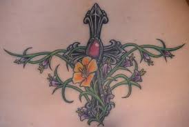 Kruis met bloemen tattoo